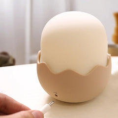 Nachtlampe mit zerbrochenem Ei