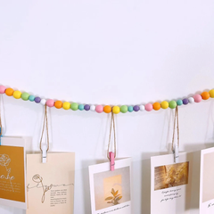 Fotodisplay mit Holzperlen zum Aufhängen an der Wand