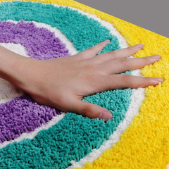 Flauschiger Regenbogenteppich