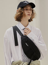 Umhängetasche mit Alphabet-Aufkleber