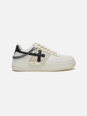 Freizeitschuhe mit kreuzförmigem Kettendesign und offener Kante