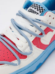 Freizeitschuhe mit gekreuzten Riemen