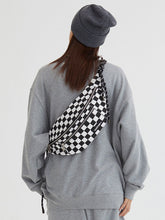 Tasche mit beschrifteten Gitterriemen