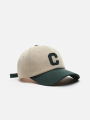 Casquette de baseball avec la lettre « C »