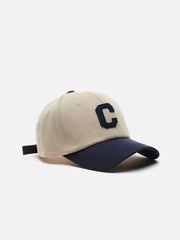 Casquette de baseball avec la lettre « C »