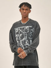 T-shirt à manches longues délavé et vieilli avec lettres abstraites rétro