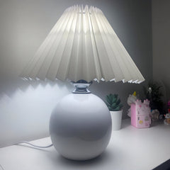Plissierte Nachttischlampe