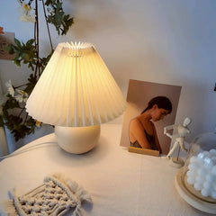 Plissierte Nachttischlampe