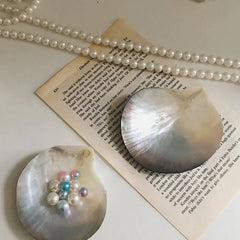 Schwarzes Schmucktablett mit Schmetterlingsmuschel