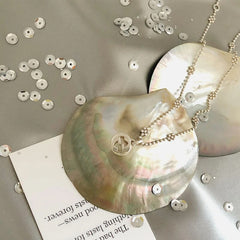 Schwarzes Schmucktablett mit Schmetterlingsmuschel