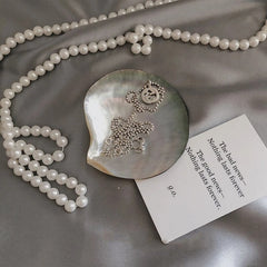 Schwarzes Schmucktablett mit Schmetterlingsmuschel