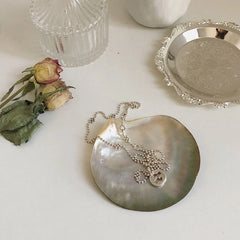 Schwarzes Schmucktablett mit Schmetterlingsmuschel