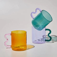 Tasse en verre pastel à anse ondulée