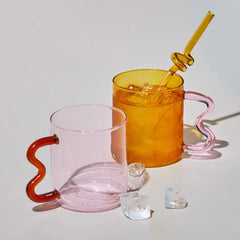 Tasse en verre pastel à anse ondulée