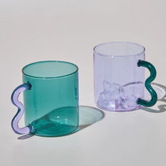 Tasse en verre pastel à anse ondulée