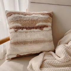Housse de coussin en peluche aux tons terreux