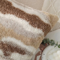 Housse de coussin en peluche aux tons terreux