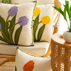 Housse de coussin brodée de tulipes colorées