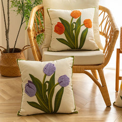 Housse de coussin brodée de tulipes colorées