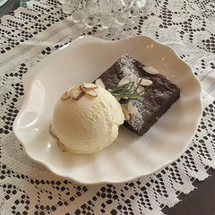 Schmucktablett aus weißer Keramik mit Muscheln