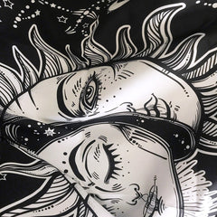 Tapisserie indienne représentant la lune et le soleil