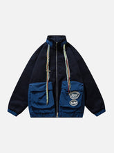 Wintermantel mit bunten Seilen und großen Taschen