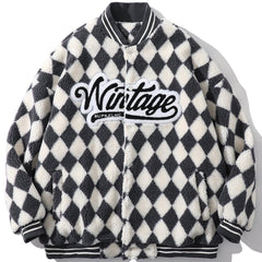 Sherpa-Wintermantel mit Rautenmuster und Buchstabenbeflockung