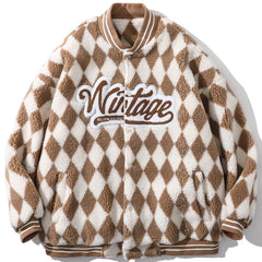 Sherpa-Wintermantel mit Rautenmuster und Buchstabenbeflockung