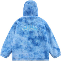 Wintermantel mit gestickten Schachfiguren und Buchstaben