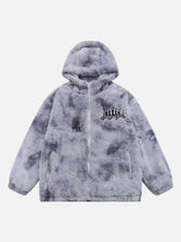 Wintermantel mit gestickten Schachfiguren und Buchstaben