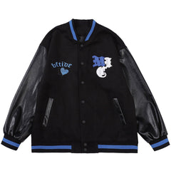 Wintermantel mit gestickten Buchstaben und Schachbrettmuster