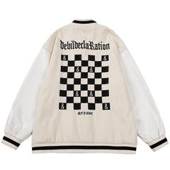 Wintermantel mit gestickten Buchstaben und Schachbrettmuster