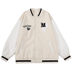 Wintermantel mit gestickten Buchstaben und Schachbrettmuster