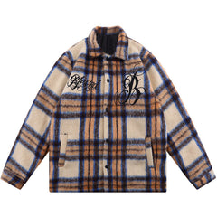 Wintermantel mit gestickten Buchstaben und Gittermuster