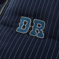 Pufferjacke mit gestickten Buchstaben und Streifen