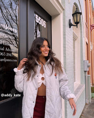 Doudoune brodée autour des lettres