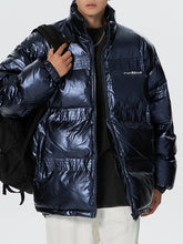 Wintermantel mit glänzenden Farbverlaufsbuchstaben