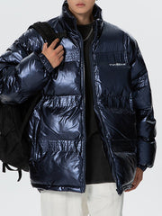 Wintermantel mit glänzenden Farbverlaufsbuchstaben