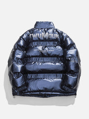 Wintermantel mit glänzenden Farbverlaufsbuchstaben