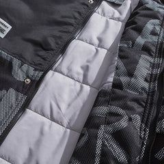 Wintermantel mit Kapuze und Graffiti-Buchstaben