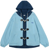 Wintermantel mit Kapuze und Hornschnalle in Blockfarben