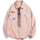 Chemise à manches longues avec étiquette à lettres et cravate léopard