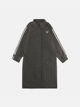 Verlängerter Wintermantel mit Buchstabenstickerei