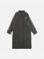 Verlängerter Wintermantel mit Buchstabenstickerei