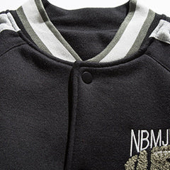 Wintermantel mit Buchstabenbeflockung und farblich passender Aufmachung