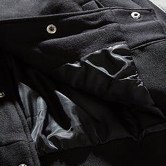 Wintermantel mit Buchstabenbeflockung und farblich passender Aufmachung