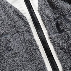 Sherpa-Wintermantel mit Monogramm-Print in Kontrastfarbe