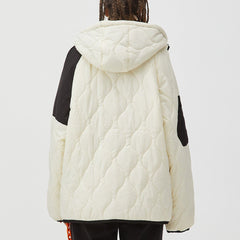 Wintermantel mit aufgenähter Kapuze und mehreren Taschen