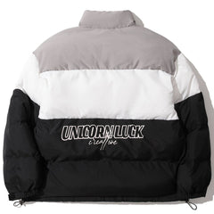 Wintermantel mit Patchwork-Farben und gestreiftem Buchstabendruck