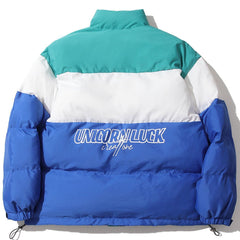 Wintermantel mit Patchwork-Farben und gestreiftem Buchstabendruck